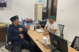Keterangan: AKBP Feria Kurniawan saat berdiskusi dengan salah seorang anggota DPRD Kabupaten Kendal, Bambang Sumarno (peci hijau) di Polres Kendal, Senin 17/03/2025. (Ist/Jateng Memanggil)