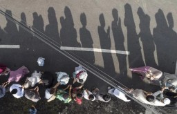 Warga Berjabat Tangan Usai Melaksanakan Shalat Idul Fitri (Jateng Memanggil/Antara)