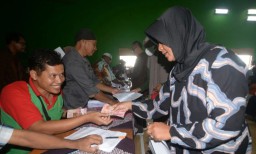 Seseorang Memberikan THR (Jateng Memanggil/Antara)