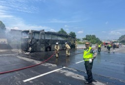 Evakuasi Bus PO Haryanto yang Terbakar di Tol Simpang Susun Krapyak, Kota Semarang (Jateng Memanggil/Ist)