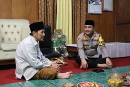 Keterangan: Kapolres Kendal, AKBP Feria Kurniawan dan Gus Solah saat acara halal bihalal di kediaman Gus Solah, di Kaliwungu, Kamis 03/04/2025. (Ist/Jateng Memanggil)