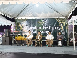 Keterangan: Wakil Bupati Kendal, Benny Karnadi (kedua dari kiri/ jaket coklat) bersama tokoh masyarakat Kaliwungu, saat acara pembukaan Syawalan Festival Kaliwungu 1446 H, di Kaliwungu, Kamis 04/04/2025 malam. (Ist/Jateng Memanggil)