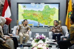 Kepala OJK Jateng Hidayat Prabowo, saat Audiensi dengan Ahmad Luthfi, di Kantor Gubernur (Jateng Memanggil/Hms)