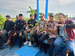Keterangan: Ketua DPRD Kendal, Mahfud Sodiq (kaos hitam pakai helm) saat melaksanakan Sidak di Sungai Mbiru, Selasa 15/04/2025. (Roni/Jateng Memanggil)