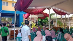 Keterangan: Dinas Lingkungan Hidup (DLH) saat menggelar halalbihalal, di halaman DLH Kendal, Rabu 16/04/2025. (Roni/Jateng Memanggil)