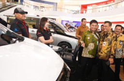 Keterangan: Gubernur Lutfi, saat membuka event otomotif, di The Park Mall. (Hms/Jateng Memanggil)