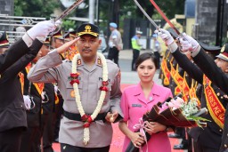 Keterangan: Kapolres Kendal baru, AKBP Hendry Susanto Sianipar saat mengikuti prosesi Pedang Pora, penyambutan Kapolres Kendal yang baru, di halaman Mapolres Kendal, Kamis 18/04/2025 petang. (Hms/Jateng Memanggil)