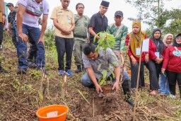 Wagub Jateng, Taj Yasin Ikuti Kegiatan Tanam 1.000 Pohon di Waduk Logung Kudus (Jateng Memanggil/Hms)