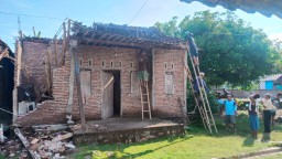 Keterangan: Sejumlah warga Gondang, Cepiring, saat bergotong royong membersihakan dan membenahi rumah milik Sopan Sofyan, di Gondang, Cepiring 21/04/2025. (Ist/Jateng Memanggil)