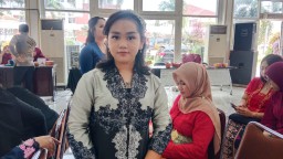 Keterangan: Siswa SDN Pegulon 2, Almira Bintang Firansyah, usai menyanyikan lagu Ibu Kita Kartini dalam acara peringatan Hari Kartini Pemkab Kendal, di pendopo Kendal. (dok/Jateng Memanggil)