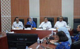 Keterangan: Wakil Ketua KPAI, Jasra Putra (kedua dari kiri) saat menyampaikan layanan pengaduan makanan mengandung unsur babi. (RRI)