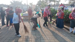 Keterangan: Bupati Kendal, Dyah Kartika Permanasari (celana coklat bertopi) saat menyapu lantai RTH Boja bersama warga, di RTH Boja, Jumat 25/04/2025. (Roni/Jateng Memanggil)