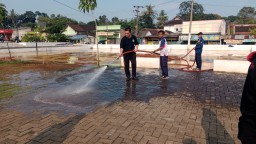 Keterangan: Ketua Dekranasda Kendal, Murdoko, saat ikut bersih- bersih dI RTH Boja, Jumat 25/04/2025. (Roni/Jateng Memanggil)