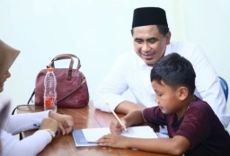 Keterangan: Wagub Jateng, Gus Taj Yasin, saat meninjau pemeriksaan kesehatan dalam acara Kopdarnas ke-5 KDEMI, di Taman Wisata Banyu Roso, Tempuran, Kabupaten Magelang, Minggu 27/04/2025. (Hms/Jateng Memanggil)