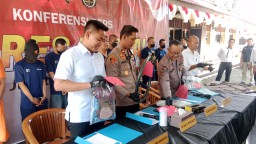 Keterangan: Wakapolres Kendal, Kompol Indra Jaya Syahputra (kedua dari kiri) saat melihatkan barang bukti kejahatan dalam konfrensi press, di Halaman Mapolres Kendal. (dok/Jateng Memanggil)