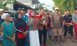 Keterangan: Bupati Kendal Dyah Kartika Permanasari (kedua dari kiri) turut menyapu jalan bersama warga sebagai bentuk simpati terhadap aksi keprihatinan yang dilakukan warga dari empat desa di Kecamatan Weleri, Minggu 13/04/2025. (Ist/Jateng Memanggil)