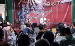 Keterangan: Bupati Tika, saat memberi sambutan dalam acara pameran lukisan tunggal Hartono di rumah makan Gayengan jalan Sukarno -Hatta Kendal, Senin 21/04/2025 malam. (dok/Jateng Memanggil)