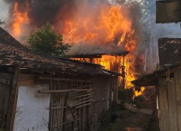 Keterangan: Dua rumah milik warga Darupono hangus terbakar, Rabu 30/04/2025. (Ist/Jateng Memanggil)