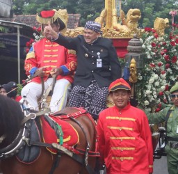 Bupati Semarang Saat Naik Kereta Kuda di Acara Kirab Budaya HUT ke-504 Kabupaten Semarang (Jateng Memanggil/ Hms)