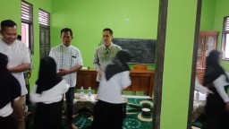 Keterangan: Anggota DPR RI Komisi VI, Firnando H. Ganinduto, saat menyalurkan bantuan di TPQ NU 13 Sriwulan Limbangan, Kamis 01/04/2025. (Roni/Jateng Memanggil)