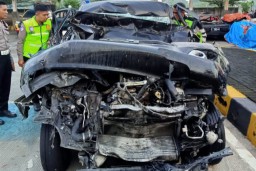 Keterangan: Mobil Toyota Inova yang ditumpangi Anggota DPR RI, Gus Alam rusak berat usai alami kecelakaan di Tol Pemalang. Jumat 02/05/2025. (Ist/Jateng Memanggil)
