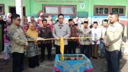 Keterangan: Anggota DPR RI, Firnando Ganinduto, saat memotong pita simbol diresmikannya pembangunan renovasi gedung RA Purwanida 22 Al Barokah, di Kumpulrejo, Patebon, Kendal, Jumat 02/05/2025. (Roni/Jateng Memanggil)