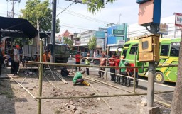 Keterangan: Sejumlah warga Kaliwungu, saat ikut menutup TPS sementara bersama DLH Kendal, di sebelah timur perlintasan kereta api Pandean, Kaliwungu, Kendal, Kamis 08/05/2025. (Ist/Jateng Msmanggil)