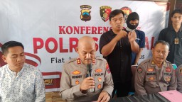 Keterangan: Kapolres Kendal, AKBP Hendry Susanto Sianipar, saat konfrensi press terkait pencurian motor yang terjadi di depan Mushola Al Muwahidin Kp Sawahjati Dusun Krajankulon, Kaliwungu, Kendal. di Polsek Kaliwungu, Jumat 09/05/2025. (Roni/Jateng Meman