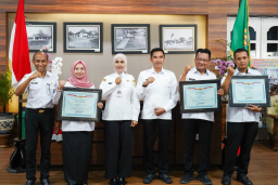 Keterangan: Bipati Kendal, Dyah Kartika Permanasari, saat menerima penghatgaan dari Kemenpan RB RI. (Hms/Jateng Memanggil)