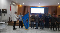 Keterangan: Ketua PWI Kendal terpilih, Sapawi (baju biru) saat menerima pataka usai ditetapkan sebagai ketua PWI Kendal terpilih, di Ruang Abdi Praja Kendal, Sabtu 17/05/2025. (dok/Jateng Memanggil)