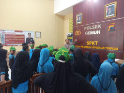 Keterangan: Siswa SD IT Cepiring, saat mengikutiprogram Quick Wins Presisi, khususnya Program 4 Optimalisasi Pemolisian Masyarakat, yang digelar di Polsek Gemuh, Sabtu 17/05/2025. (Hms/Jateng Memanggil)