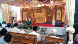 Keterangan: Gus Yusuf, saat mengisi tausyiah di acara haul kiai Ahmad To'ib, di Desa Galih, Gemuh, Kendal, Rabu 21/05/2025. (Roni/Jateng Memanggil)