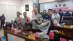 Keterangan: Kapolres Kendal, AKBP Hendry Susanto Sianipar, saat konferensi pers yang digelar di Aula Tribata Mapolres Kendal, Kamis 22/05/2025. (Roni/Jateng Memanggil)