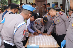 Keterangan: Jajaran personil Pores Kendal, saat menjalani tes urine dalam kegiatan Gaktibplin di Mapolres Kendal, Kamis 22/05/2025. (Hms/Jateng Memanggil)