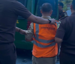 Keterangan: Kades Kertosari, Singorojo, W (inisial) saat di glandang Kejari Kejari Kendal, Senin (26/05/2025). (Hms/Jateng Memanggil)