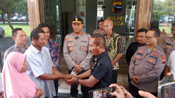 Keterangan: Kedua belah pihak yang berkonflik, PKL dan oknum Satpam di KIK berjabatan tangan sebagai simbol perdamian, di Mapolres Kendal, Rabu 28/05/2025. (Roni/Jateng Memanggil)