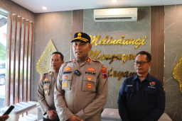 Keterangan: Kapolres Kendal, AKBP Hendry Susanto Sianipar, saat memberikan keterangan terkait konflik antara PKL dan oknum Satpam di KIK yang sempat viral. (Hms/Jateng Memanggil)