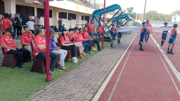 Keterangan: Bupati Kendal, Dyah Kartika Permanasari (berkerudung pakai topi) saat acara pembukaan turnamen sepak bola Bupati Kendal Cup U-23, di Stadion Kebondalem Kendal, Sabtu 28/06/2025. (Roni/Jateng Memanggil)