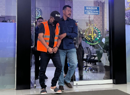 Keterangan: Tersangka AK dan AAS (inisial) saat diglandang Tim Penyidik Kejari Kendal, di Kantor Kejari Kendal, Kamis 03/07/2025. (Hms/Jateng Memanggil)