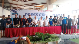 Keterangan: Koordinator event Hiu Selatan International Enduro ke-7, Lau Aguan (tengah) saat menggelar konferensi pers, di hotel Sae Inn, Kamis 03/07/2025. (Roni/Jateng Memanggil)