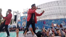 Keterangan: Grub band Five Minutes, saat manggung di Karnaval SCTV , yang digelar di Stadion Kebondalem Kendal, Sabtu 12/07/2025. (Roni/Jateng Memanggil)