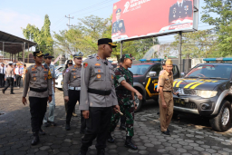Keterangan: Kapolres Kendal, AKBP Hendry Susanto Sianipar, saat mengecek persiapan dan kesiapan personilnya dalam pelaksanaan kegiatan Operasi Patuh Candi 2025, di Halaman Mapolres Kendal, Senin 14/07/2025. (Hms/Jateng Memanggil)