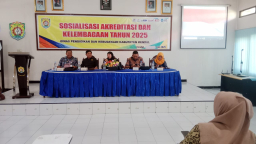Keterangan: Anggota Komisi C DPRD Kendal, Titik Wahyuningsih (tengah) bersama Ketua Komisi D dan Anggota Komisi A DPRD Kendal, saat mensosialisasikan akreditasi dan kelembagaan PAUD tahun 2025, di Aula SKB Cepirng, Jumat 18/07/2025. (Roni/Jateng Memanggil