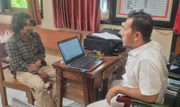 Keterangan: Pelaku penusukan di Weleri, MH (inisial) saat dimintai keterangan pihak berwajib, di Polsek Weleri, Rabu 30/07/2025. (Hms/Jateng Memanggil)