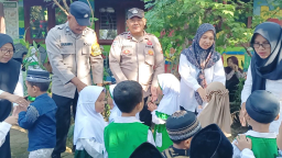 Keterangan: Kanit Binmas Polsek Pegandon, Aiptu N. Fahrudin (kanan) saat memberikan pembinaan kepada mirod- murid di TK Muslimat NU 05, Rabu 06/08/203/25. (Hms/Jateng Memanggil)