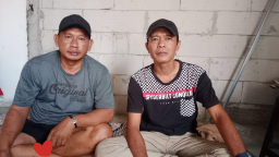 Keterangan: Aktifis muda Kendal, Asyharudin (kiri) bersama Ketua LSM Haltera Kendal, Tabon (kanan) usai membetikan tanggapan terkait pengibaran bendera One Piece, di kediamannya, Jumat 15/08/2025 petang. (Roni/Jateng Memanggil)