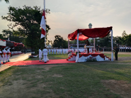 Keterangan: Petugas penurunan bendera Merah Putih dari Paskibraka Kendal,saat menurunkan bendera Merah Putih, di Alun- alun Kendal, Minggu 17/08/2025 petang. (Roni/Jateng Memanggil)