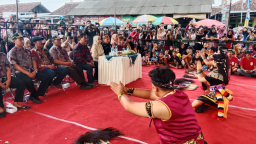 Keterangan: Bupati Tika (tengah kerudung cokelat) saat menyaksikan pertunjukan pentas seni yang ditampilkan dari Paguyupan Seni Budaya Turonggo Laras, di Desa Galih, Senin 18/08/2025. (Roni/Jateng Memanggil)