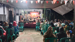 Ketetangan: Ki dalang Panji Ferdika Saputra, saat memainkan wayang kulit di HUT RI ke-80, di Desa Ngampel Wetan, Kamis 21/08/2025 dini hari. (Roni/Jateng Memanggil)