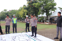 Keterangan: Kapolres Kendal, AKBP Hendry Susanto Sianipar, saat memberikan arahan dalam latihan pengamanan aksi unjuk rasa di sekitar Gedung DPRD dan Kantor Bupati Kendal, Jumat 22/8/2025. (Hms/Jateng Memanggil)
